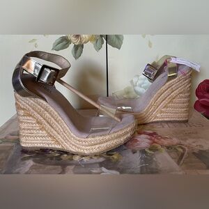 “MICHAEL KORS” CLEAR/GOLD STRAP WEDGE SANDAL- SZ 7